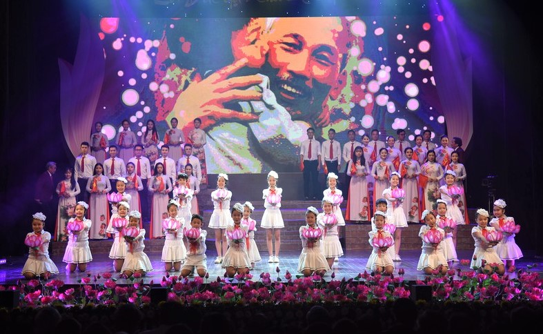 Nụ cười tháng Năm – Bài ca dâng Bác